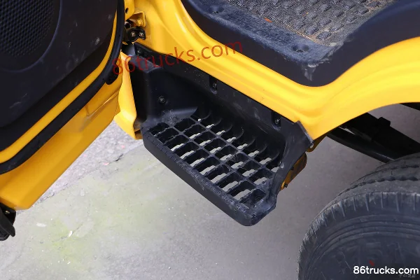 FAW Jiefang Tiger VR 130 hp 4X2(6 wheels) 3.2m Double Row Flatbed Light Truck Cab (2) | 86Trucks