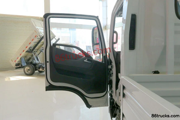 Yuejin Chaoyun H500 Comfort Edition 150 hp 4X2(6 wheels) 4.2m AMT automatic single-row flatbed light truck (China VI) Cab (1) | 86Trucks