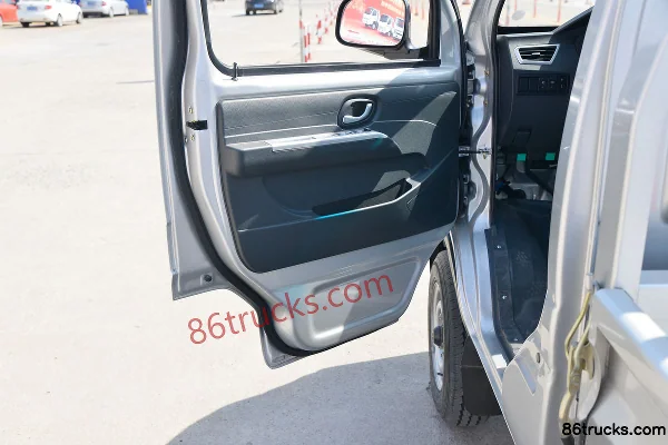 Dongfeng T3 (formerly Xiaobawang W) 1.3L 91hp 4X2(6 wheels) 2.7m single-row flatbed truck (single rear wheel) (with A/C) (China VI) Cab (2)