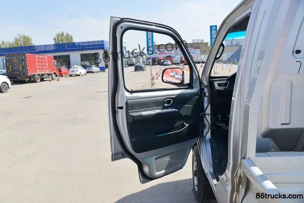 Dongfeng T3 (formerly Xiaobawang W) 1.3L 91hp 4X2(6 wheels) 2.7m single-row flatbed truck (single rear wheel) (with A/C) (China VI) Cab (1)