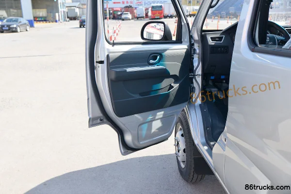 Dongfeng T3 (formerly Xiaobawang W) 1.6L 123 hp 4X2(6 wheels) 2.7m double row flatbed light truck (with A/C) (China VI) Cab (2) | 86Trucks