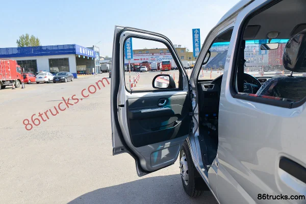 Dongfeng T3 (formerly Xiaobawang W) 1.6L 123 hp 4X2(6 wheels) 2.7m double row flatbed light truck (with A/C) (China VI) Cab (1) | 86Trucks