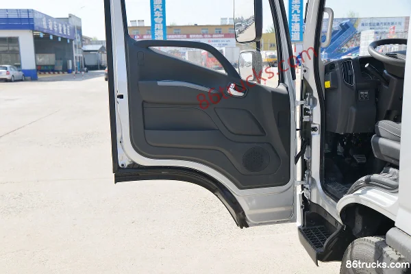 Foton Aumark S1 Series Zhiying Edition 160hp 4X2(6 wheels) 3.83m Semi-Row Stake Light Truck (China VI) Cab (2) | 86Trucks