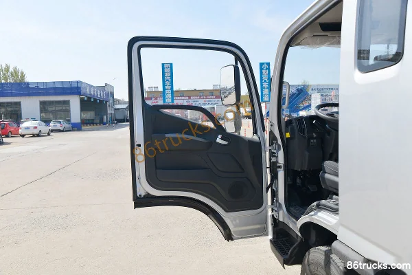 Foton Aumark S1 Series Zhiying Edition 160hp 4X2(6 wheels) 3.83m Semi-Row Stake Light Truck (China VI) Cab (1) | 86Trucks