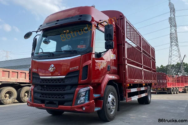 Dongfeng Liuqi New Chenglong M3 240hp 4X2(6 wheels) 6.8m Livestock Transport Truck Exterior (3) | 86Trucks