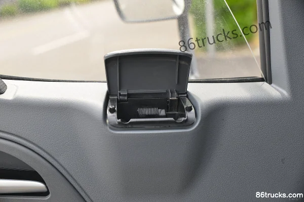 JAC Shuailing i5 4.5T 4.15m Van Electric Light Truck 4X2(6 wheels) Interior (3) | 86Trucks