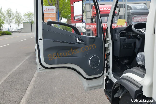 JAC Shuailing i5 4.5T 4.15m Van Electric Light Truck 4X2(6 wheels) Interior (2) | 86Trucks