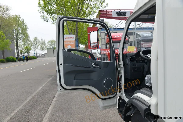 JAC Shuailing i5 4.5T 4.15m Van Electric Light Truck 4X2(6 wheels) Interior (1) | 86Trucks