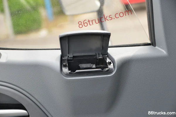JAC Shuailing i5 4.5T 4.15m Van Electric Light Truck Chassis 4X2(6 wheels) Interior (3) | 86Trucks