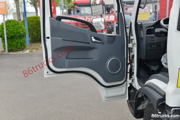 JAC Shuailing i5 4.5T 4.15m Van Electric Light Truck Chassis 4X2(6 wheels) Interior (2) | 86Trucks