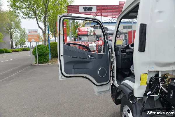 JAC Shuailing i5 4.5T 4.15m Van Electric Light Truck Chassis 4X2(6 wheels) Interior (1) | 86Trucks