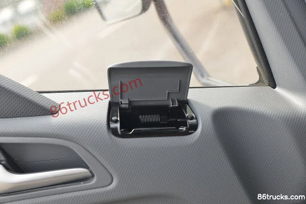 JAC Shuailing Q6 Luxury Edition 160 hp 4X2(6 wheels) 4.18m Single Row Stake Truck (China VI) Cab (3) | 86Trucks