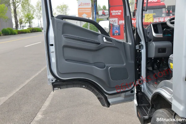 JAC Shuailing Q6 Luxury Edition 160 hp 4X2(6 wheels) 4.18m Single Row Stake Truck (China VI) Cab (2) | 86Trucks