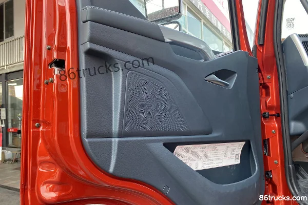Dongfeng Liuqi New Chenglong M3 240hp 4X2(6 wheels) 6.8m Livestock Transport Truck Cab (1) | 86Trucks