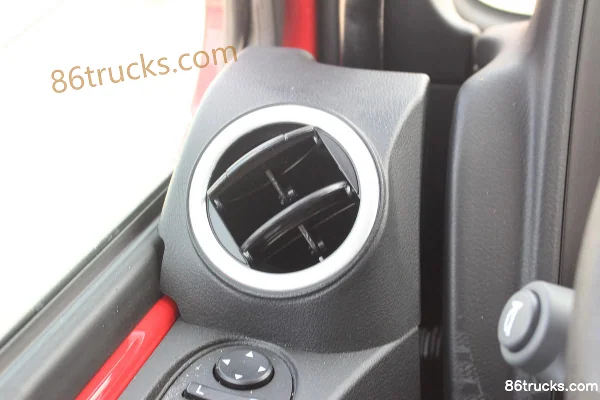Sinotruk HOWO N5G Medium Truck 250 hp 4X2(6 wheels) 6.75m AMT Automatic Flatbed Cargo Truck (China VI) Cab (3) | 86Trucks