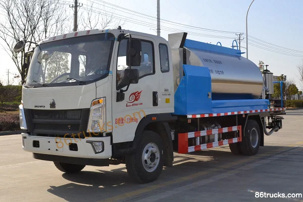 Sinotruk HOWO Wang Series 160 hp 4X2(6 wheels) Asphalt Distributor Truck (Xindongri Brand) Exterior (2) | 86Trucks
