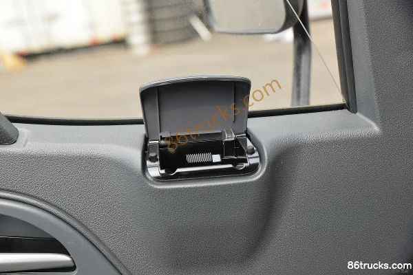 JAC Shuailing E Medium Body 129hp 4X2(6 wheels) 3.82m Single Row Van Light Truck (China VI) Cab (3) | 86Trucks
