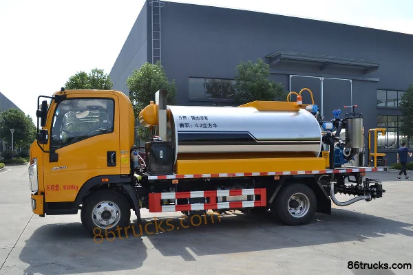 Sinotruk HOWO Hanjiang 130 hp 4X2(6 wheels) Asphalt Sprinkler Truck (Xindongri Brand) Exterior (3) | 86Trucks