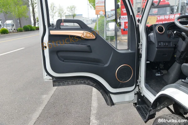JAC Kangling J3 95 hp 4X2(6 wheels) 3.7m Single Row Refrigerated Truck (China VI) Cab (2) | 86Trucks