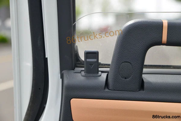 JAC Kangling J3 130 ch 4X2(6 roues) fourgon léger à cabine simple 3,7 m (3) | 86Trucks