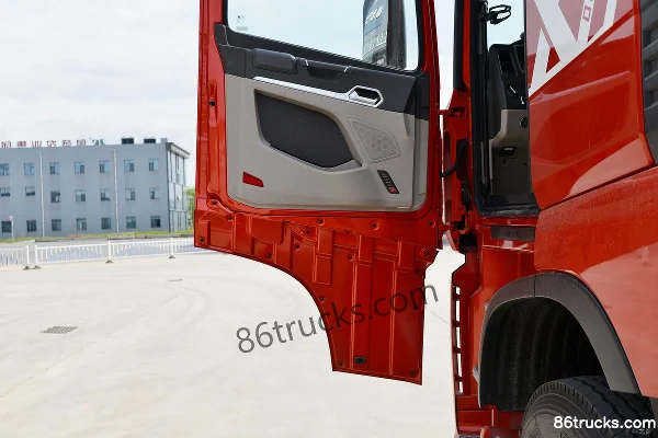 Sinotruk HOWO MAX 460hp 8X4(12 wheels) 9.55m Van Truck (China VI) Cab (2) | 86Trucks