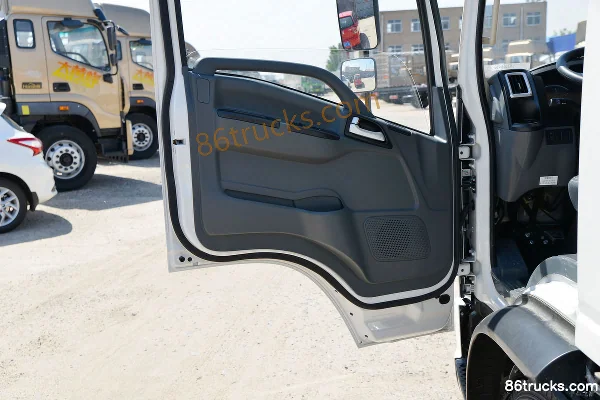 SHACMAN Light Truck Delong K3000 115 hp 4X2(6 wheels) 4.18m single-row stake light truck (China VI) Cab (2) | 86Trucks