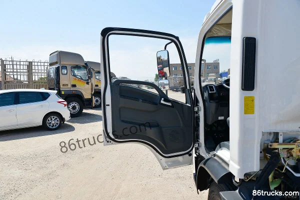 SHACMAN Light Truck Delong K3000 115 hp 4X2(6 wheels) 4.18m single-row stake light truck (China VI) Cab (1) | 86Trucks