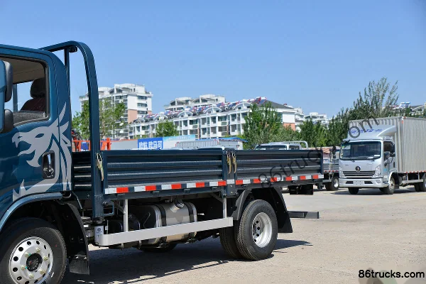 SHACMAN Light Truck Delong K5000 Luxury 160 hp 4X2(6 wheels) 4.18m Single Row Flatbed Light Truck (China VI) Body (1) | 86Trucks