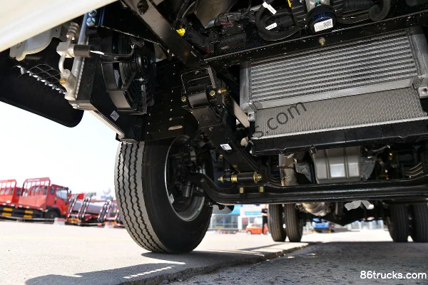 SHACMAN Commercial Vehicle Xuande X9 Lightweight Edition 240 hp 4X2(6 wheels) 6.75m Cab-over Van Cargo Truck Chassis (2) | 86Trucks