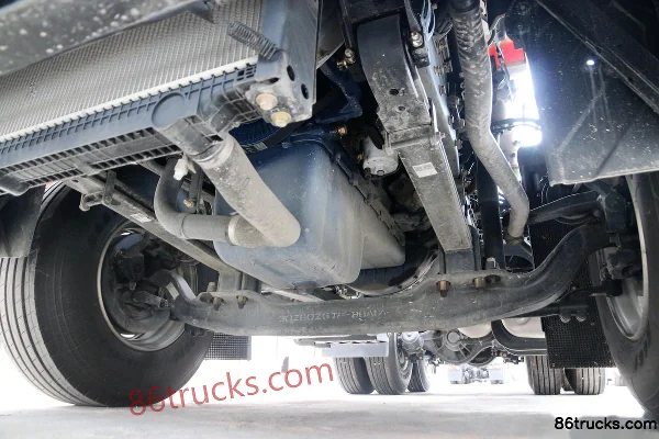 Dongfeng HV7 530 hp 6X4(10 wheels) LNG tractor truck (hydraulic retarder) Chassis (3) | 86Trucks