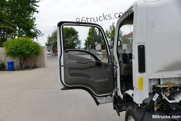 JMC Kaiyun Blue Whale 122hp 4X2(6 wheels) 4.02m refrigerated truck Cab (1) | 86Trucks