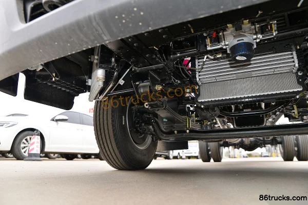 JMC Kaiyun Blue Whale 122hp 4X2(6 wheels) 4.02m refrigerated truck Chassis (2) | 86Trucks