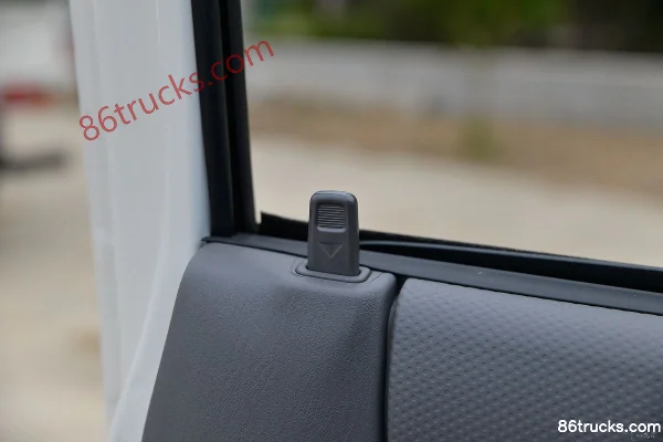 JMC Shunda Small Truck 122hp 4X2(6 wheels) 3.7m single-row flatbed light truck (China VI) Cab (3) | 86Trucks