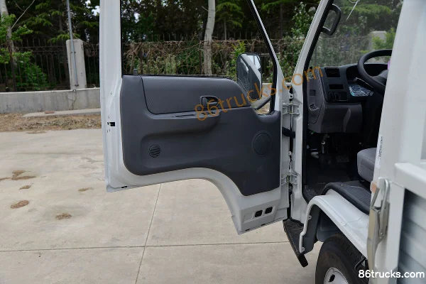 JMC Shunda Small Truck 122hp 4X2(6 wheels) 3.7m single-row flatbed light truck (China VI) Cab (2) | 86Trucks