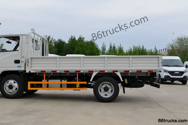 JMC Shunda Small Truck 122hp 4X2(6 wheels) 3.7m single-row flatbed light truck (China VI) Body (2) | 86Trucks