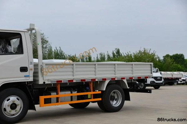 JMC Shunda Small Truck 122hp 4X2(6 wheels) 3.7m single-row flatbed light truck (China VI) Body (1) | 86Trucks