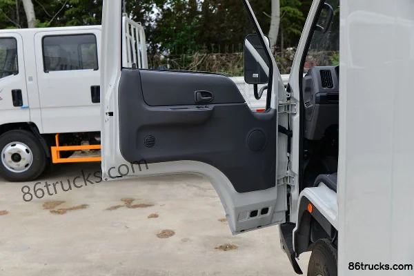 JMC Shunda Wide Body 122 hp 4X2(6 wheels) 4.2m single-row box truck (air brake) (China VI) Cab (2) | 86Trucks