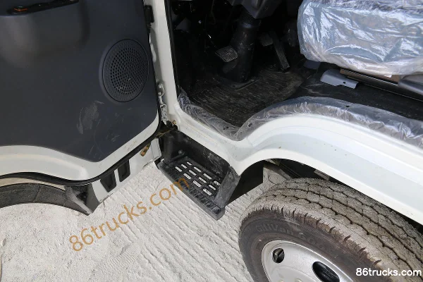 Foton Ollin Jieyun Classic Edition 132hp 4X2(6 wheels) 4.14m single-row van light truck Cab (2) | 86Trucks