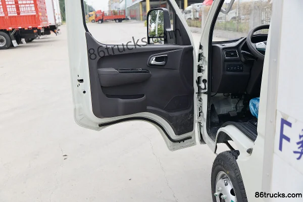 Foton Xiangling M2 1.5L 122hp 4X2(6 wheels) 3.7m Refrigerated Truck (Hongxingda Brand) Cab (2) | 86Trucks