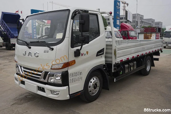 JAC Junling V5 Underground Garage Edition 150hp 4X2(6 wheels) 4.22m Single Row Flatbed Light Truck Exterior (3) | 86Trucks