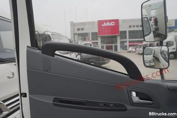 JAC Junling V5 Underground Garage Edition 150hp 4X2(6 wheels) 4.22m Single Row Flatbed Light Truck Cab (3) | 86Trucks