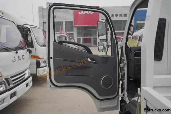 JAC Junling V5 Underground Garage Edition 150hp 4X2(6 wheels) 4.22m Single Row Flatbed Light Truck Cab (2) | 86Trucks
