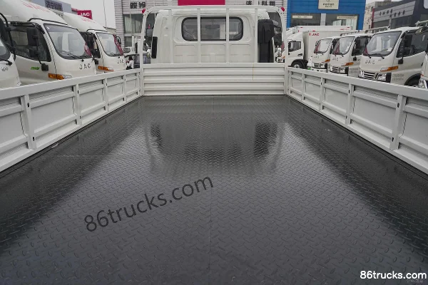 JAC Junling V5 Underground Garage Edition 150hp 4X2(6 wheels) 4.22m Single Row Flatbed Light Truck Body (1) | 86Trucks