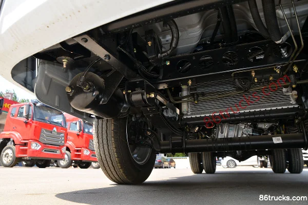 Dongfeng T5 2025 Model 1.6L Gasoline 122hp 4X2(6 wheels) 5-Speed 4.03m Flatbed Mini Truck Chassis (2) | 86Trucks
