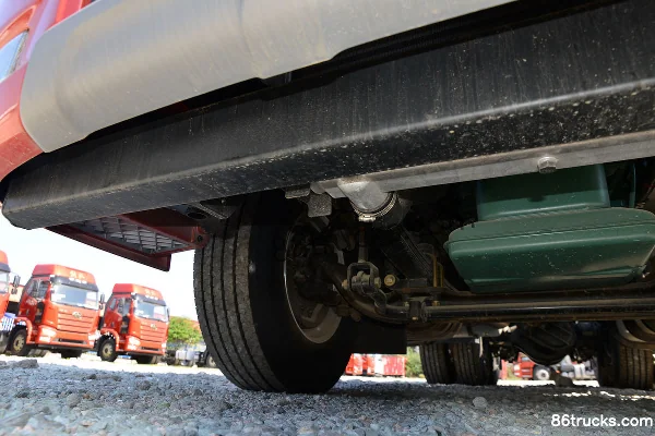 FAW Jiefang Nouveau J6P poids lourd Édition Leader 2.0 560 ch 6X4(10 roues) tracteur routier (China VI) Châssis (2) | 86Trucks