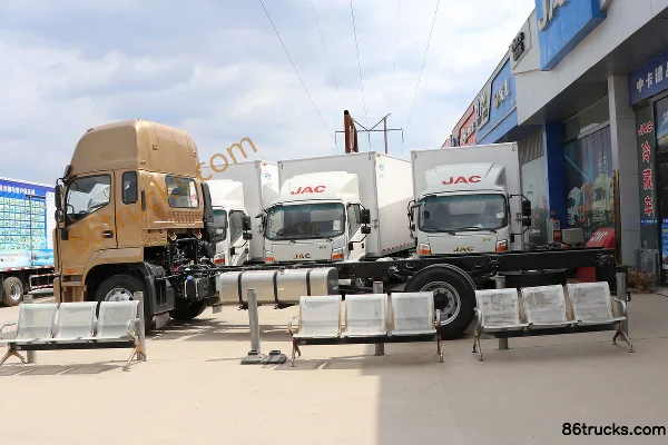 JAC Dewos T9 220 hp 4X2(6 wheels) 6.78m semi-panel stake truck (China VI) Exterior (3) | 86Trucks