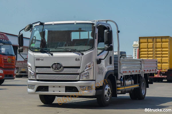 FAW Jiefang Lingtu 165 hp 4X2(6 wheels) 4.2m Single Row Flatbed Light Truck (WLY 6-speed) Exterior (3) | 86Trucks