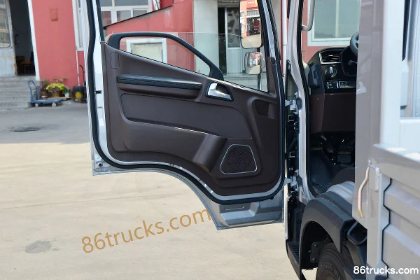 FAW Jiefang Lingtu 165 hp 4X2(6 wheels) 4.2m Single Row Flatbed Light Truck (WLY 6-speed) Cab (2) | 86Trucks