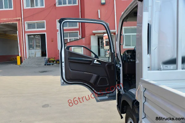 FAW Jiefang Lingtu 165 hp 4X2(6 wheels) 4.2m Single Row Flatbed Light Truck (WLY 6-speed) Cab (1) | 86Trucks
