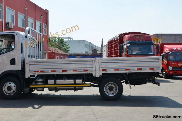 FAW Jiefang Lingtu 165 hp 4X2(6 wheels) 4.2m Single Row Flatbed Light Truck (WLY 6-speed) Body (2) | 86Trucks